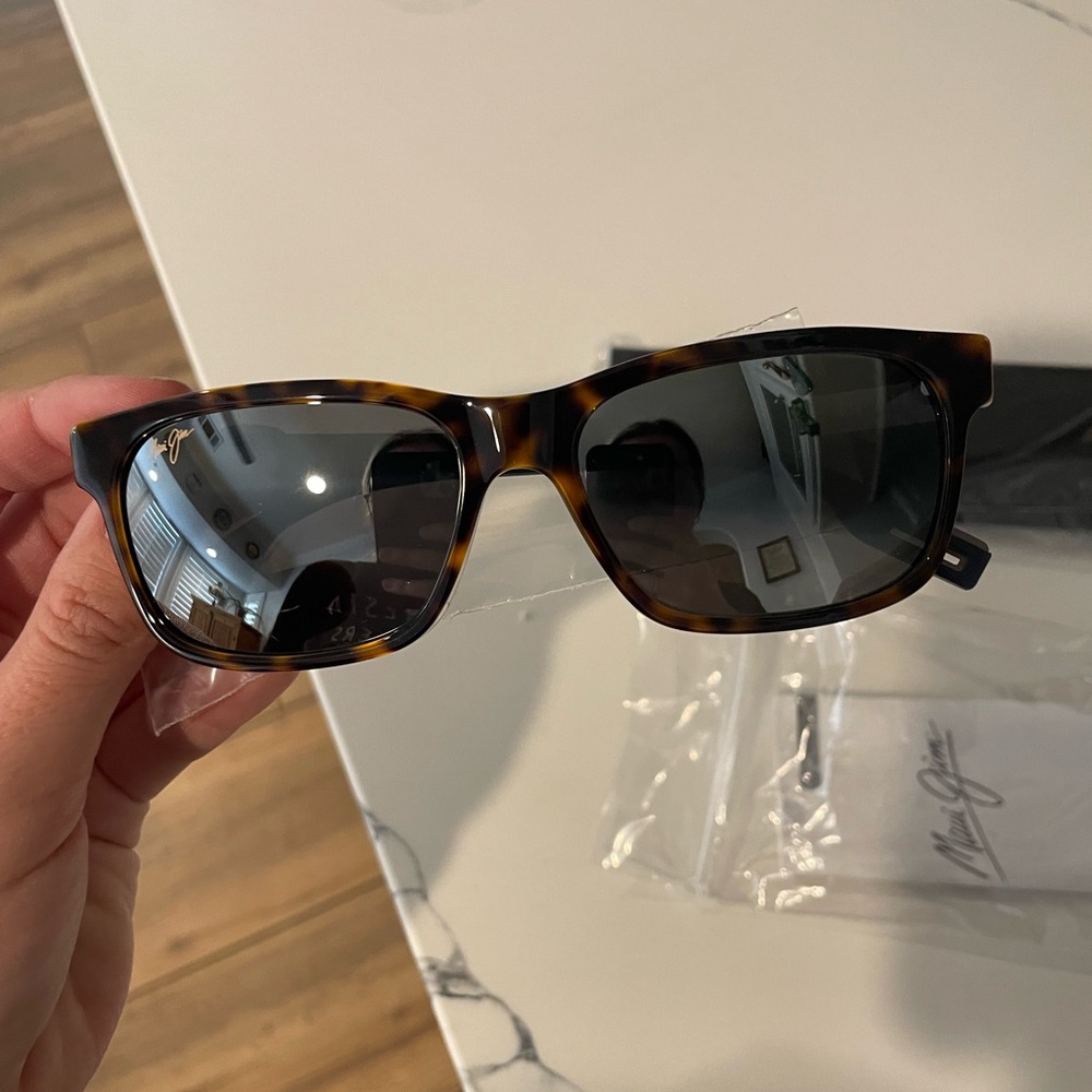 NWT- brand new in box MAUI JIM sunglasses 284-57